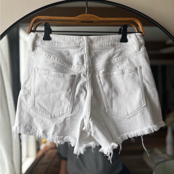 AYR | White mini short with frayed hem | size 26 - Picture 4 of 5